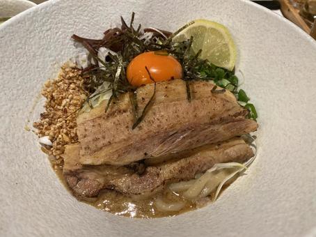 卵黄とチャーシューが輝く贅沢まぜそば 卵黄とチャーシューが輝く贅沢まぜそばの写真