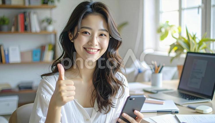 家計がうまくいきスマホ片手に微笑む女性 パソコン,家計簿,節約の写真素材