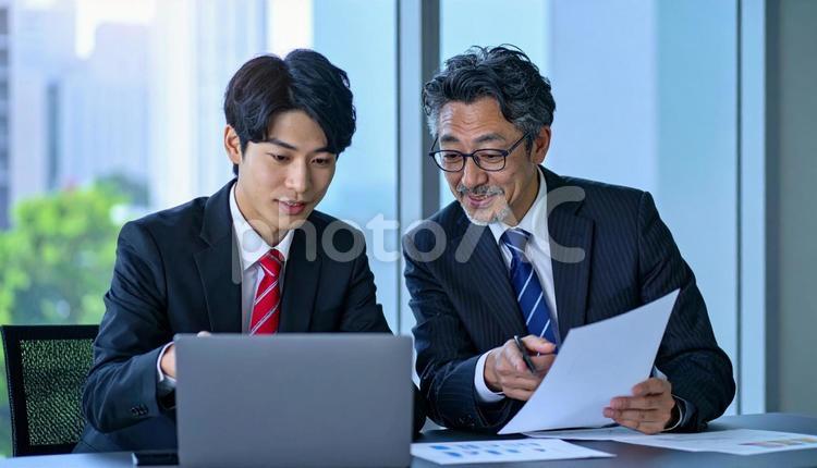データと資料を確認するビジネスマン ビジネスマン,男性,上司の写真素材