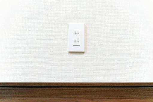 白壁に設置された二口の電源コンセント 白壁に設置された二口の電源コンセント コンセント,差込口,電源の写真素材