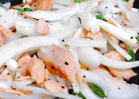鮭しめじ野菜炒め 鮭しめじ野菜炒め 鮭しめじ野菜炒め,海老野菜炒め,野菜炒めの写真素材