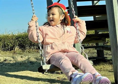 ブランコに乗る笑顔の女の子 ブランコに乗る笑顔の女の子 ブランコ,幼児,子供の写真素材