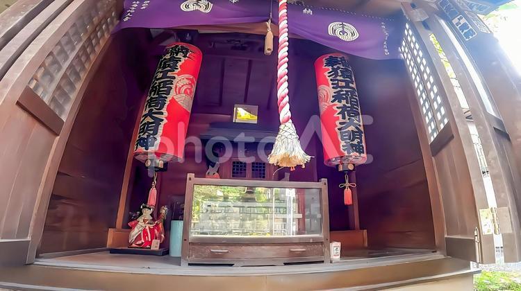 お寺の中にある稲荷神社 妙壽寺猿江別院 妙壽寺猿江別院,鳥居,猿江稲荷大明神の写真素材