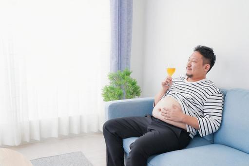 お酒の飲み過ぎで肥満の男性 お酒の飲み過ぎで肥満の男性 血圧,若い,依存症の写真素材