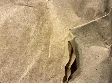 大きく波打つシワのクラフト紙 クラフト紙,紙,シワの写真素材