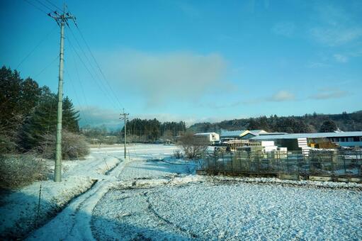 雪に覆われた冬の田園風景 雪景色,雪,田園の写真素材