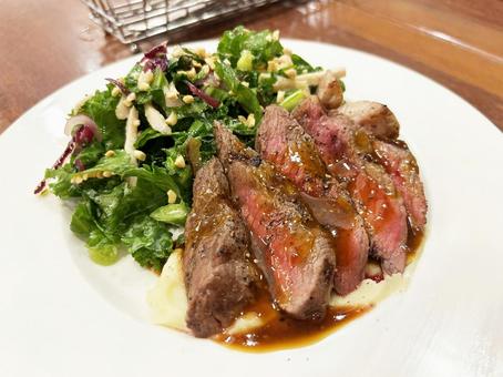 ミディアムなステーキとケールのサラダ ディナー,サーロインステーキ,マッシュポテトの写真素材