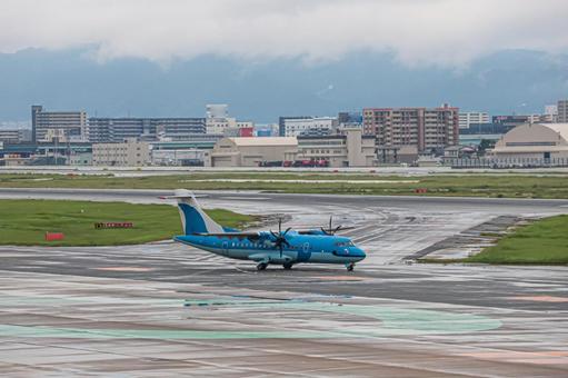 雨粒が光る滑走路と飛行機たち 雨粒が光る滑走路と飛行機たち 飛行機,航空機,旅客機の写真素材