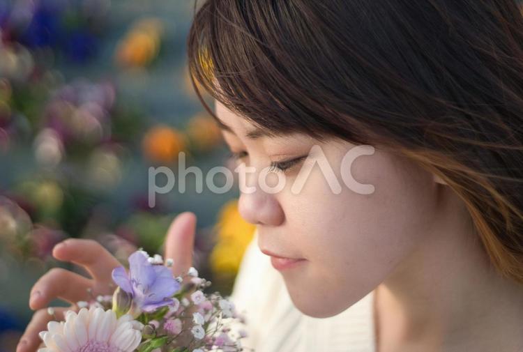 可愛い日本人の笑顔の女性と花 女性,春,女の子の写真素材