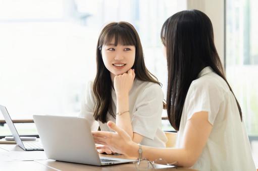 ミーティングをする2人のビジネスウーマン ミーティングをする2人のビジネスウーマン 女性,ビジネス,ミーティングの写真素材