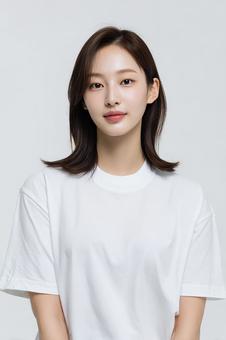 白Tシャツが似合うナチュラルな魅力の女性 白Tシャツが似合うナチュラルな魅力の女性の写真