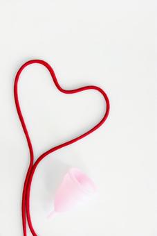 月経カップと紐で作ったハート型 生理,月経,生理用品の写真素材