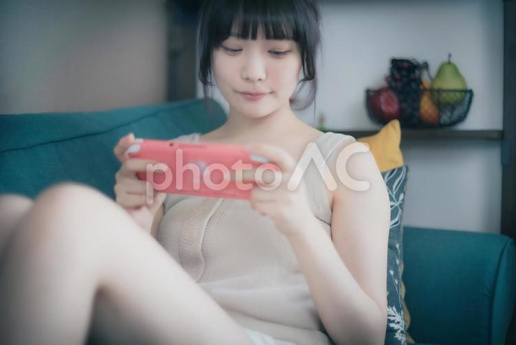 ソファーでくつろぐ女性 女性,若い,ソファーの写真素材