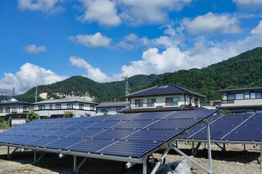 住宅地に設置された太陽光発電パネル 太陽光発電,パネル,太陽光の写真素材