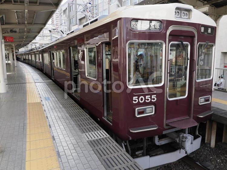 阪急5000系（今津北線） 阪急5000系,阪急電車,マルーン色の写真素材