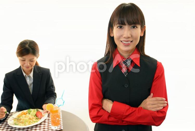 笑顔のウェイトレスと客 日本人,女性,人物の写真素材