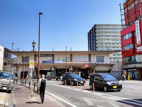 京成成田駅の駅舎と西口駅前の電車道の風景 京成成田駅の駅舎と西口駅前の電車道の風景 京成成田駅,京成本線,東成田線の写真素材