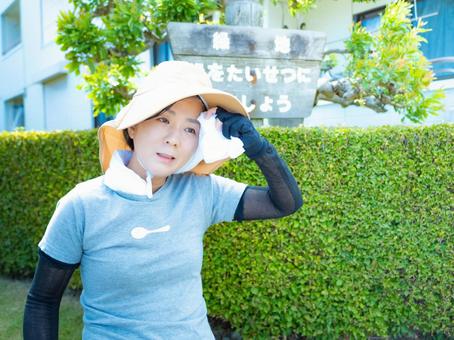 35:屋外作業中にひと休みする女性 35:屋外作業中にひと休みする女性 屋外作業,草刈り,雑草の写真素材