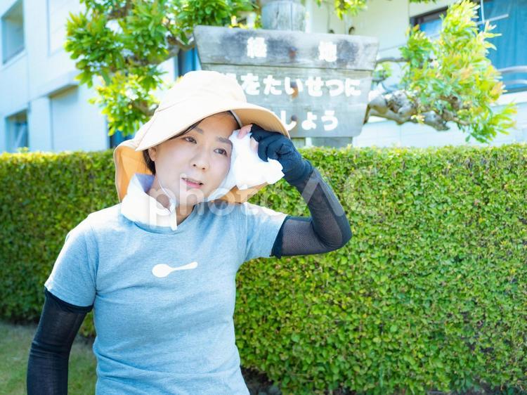 35：屋外作業中にひと休みする女性 屋外作業,草刈り,雑草の写真素材