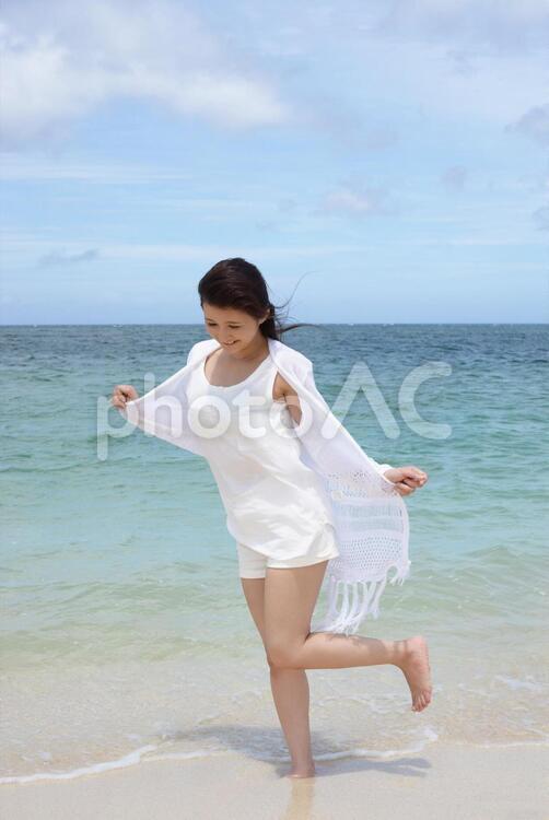 南国沖縄の美しいビーチで遊ぶ女性 女性,女,沖縄の写真素材