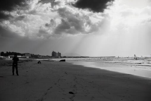 海岸に差し込む天使の梯子 海,砂浜,光の写真素材
