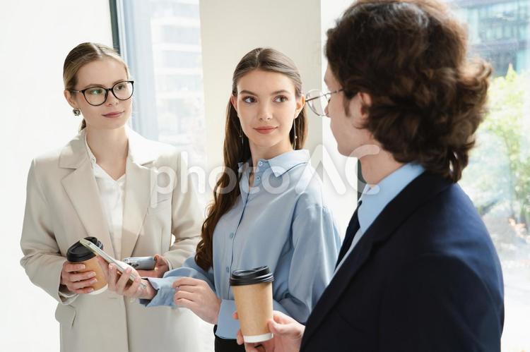 オフィスの廊下で雑談している男女 ビジネス,グループ,ビジネスマンの写真素材