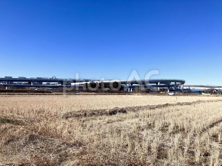 田園風景、青空、高速道路の景色 田園風景,青空,高速道路の写真素材