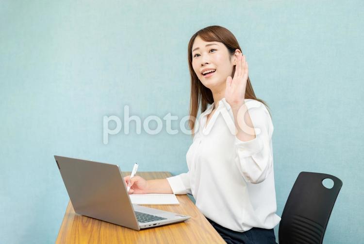 パソコン操作する女性カメラ手を挙げる 女性,ビジネス,ビジネスウーマンの写真素材