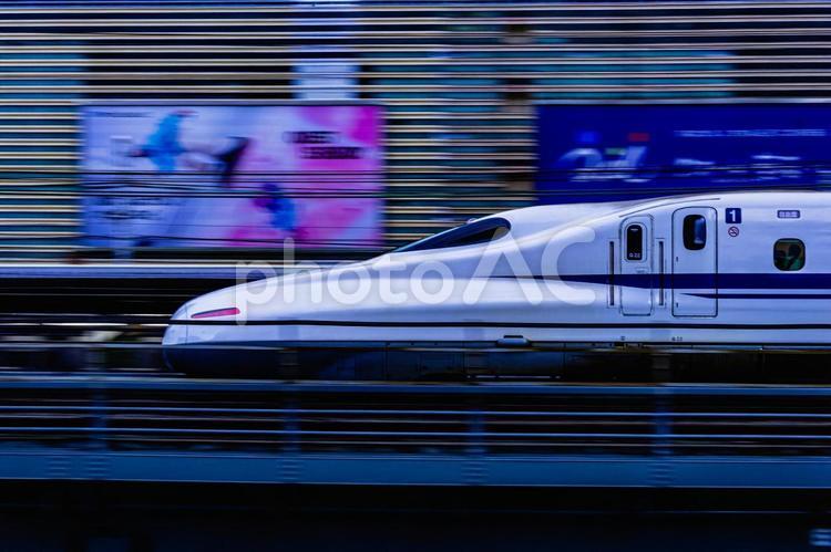 新幹線　流し撮り　東京 駅前,ホーム,ロータリーの写真素材