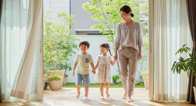 母と子供が手をつないで歩くシーン 母と子供が手をつないで歩くシーンの写真