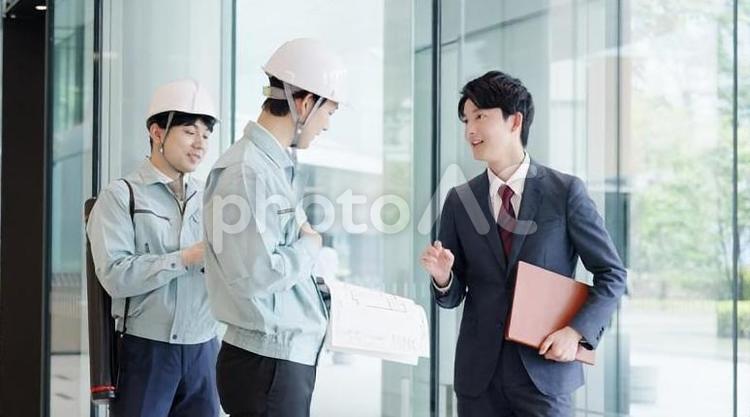 打ち合わせをする作業服を着た男性 作業員,男性,打ち合わせの写真素材