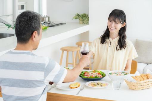 ダイニングで食事をするミドルの夫婦 ダイニングで食事をするミドルの夫婦 食事,家族,夫婦の写真素材