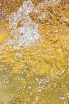 激しく流れる清流の水 激しく流れる清流の水の写真