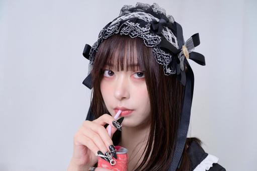 エナジードリンクを飲む地雷系女子 エナジードリンクを飲む地雷系女子 日本人,女性,エナジードリンクの写真素材