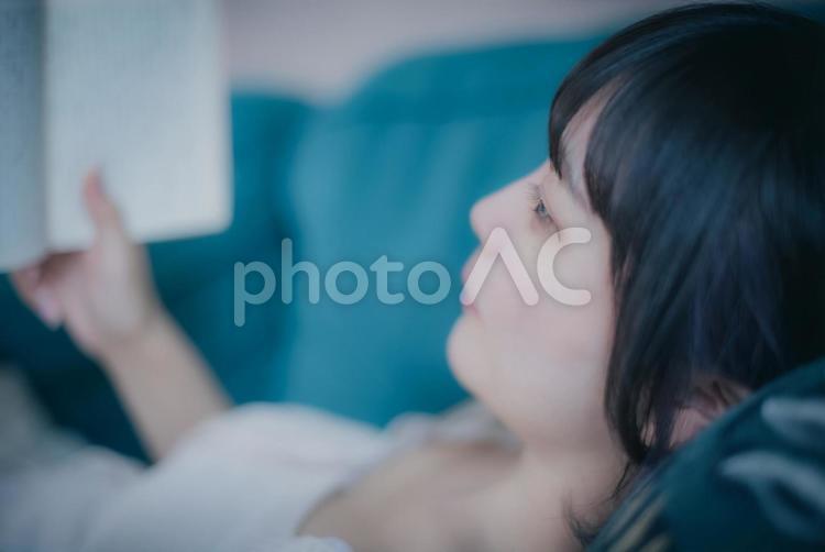 ソファーでくつろぐ女性 女性,若い,ソファーの写真素材