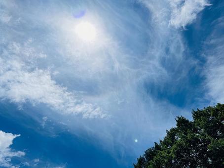 太陽光が降り注ぐ青空と雲 太陽光が降り注ぐ青空と雲 青空,空,雲の写真素材