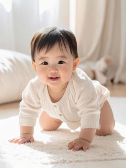 ハイハイをしている赤ちゃん ハイハイをしている赤ちゃんの写真