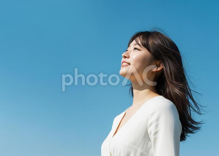 笑顔の日本人女性の横顔 青空,女性,横顔の写真素材