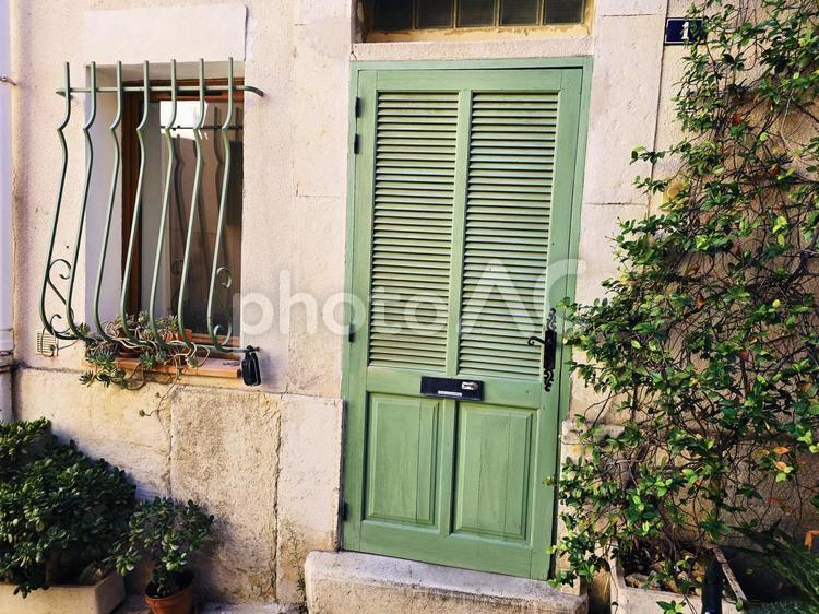 古い緑色のドア ドア,扉,エントランスの写真素材