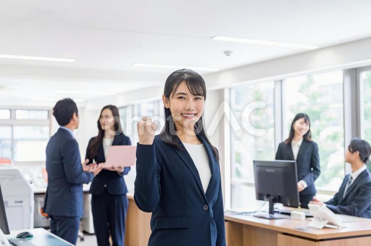 オフィスで働くビジネスウーマン ビジネスウーマン,笑顔,女性の写真素材