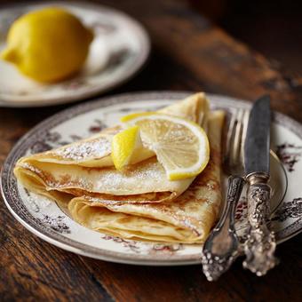 フレンチスタイルの上品なレモンのクレープの写真