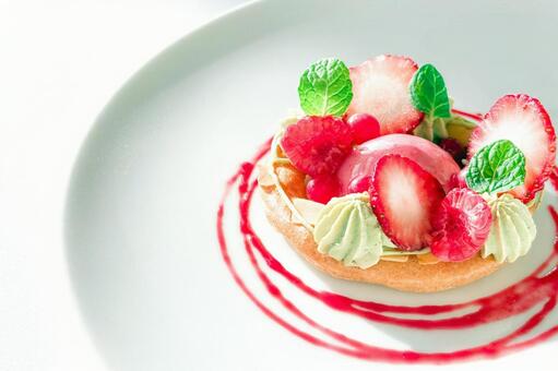 イチゴを使ったデザート 苺,ラズベリー,ミントの写真素材