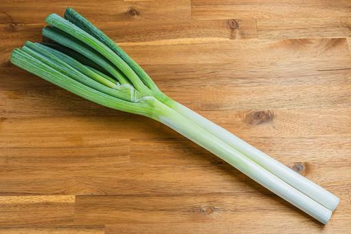 木目テーブルに置かれた白ネギ 白ネギ,野菜,長ネギの写真素材
