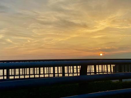 夕暮れどきのドライブ 夕暮れどきのドライブ 夕暮れ,夕日,夕方の写真素材