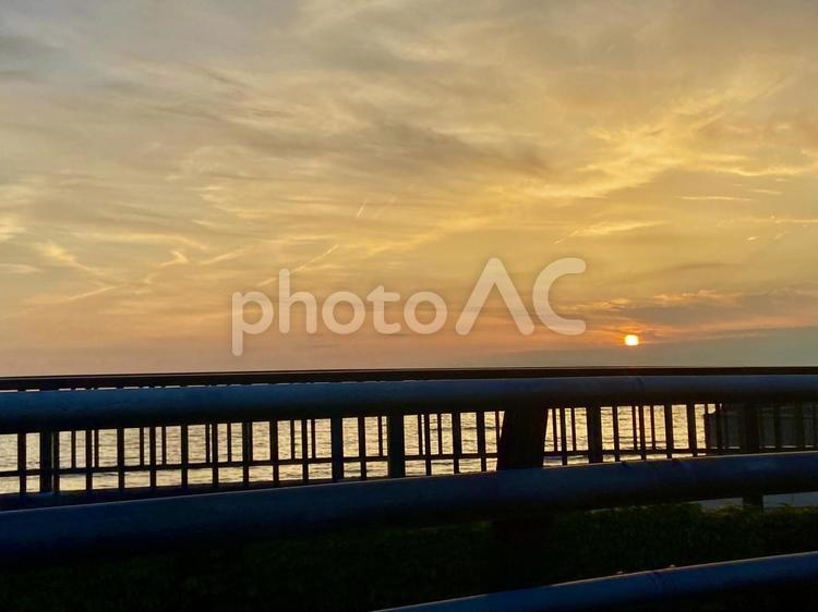 夕暮れどきのドライブ 夕暮れ,夕日,夕方の写真素材