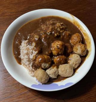 もち麦ご飯にレトルトカレーと肉団子 もち麦ご飯にレトルトカレーと肉団子 あきたこまち,七分突きご飯,レトルトカレーの写真素材