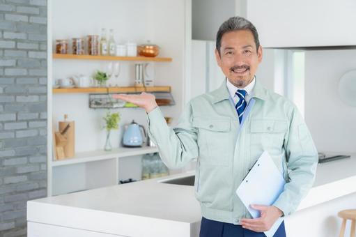 キッチンのメンテナンスをする不動産業者 不動産,メンテナンス,修理の写真素材