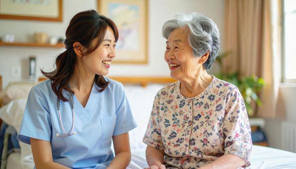 笑顔で話をする女性介護士と高齢女性の写真