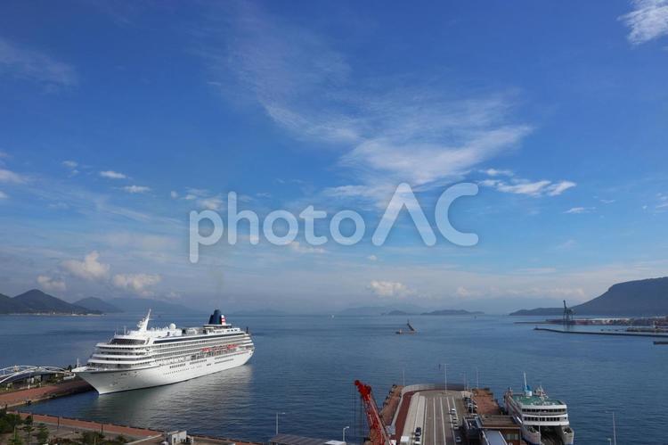９月中旬の朝の高松港の飛鳥Ⅱの風景 背景,飛鳥ⅱ,旅客船の写真素材