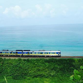 海辺を走る電車 海辺を走る電車の写真